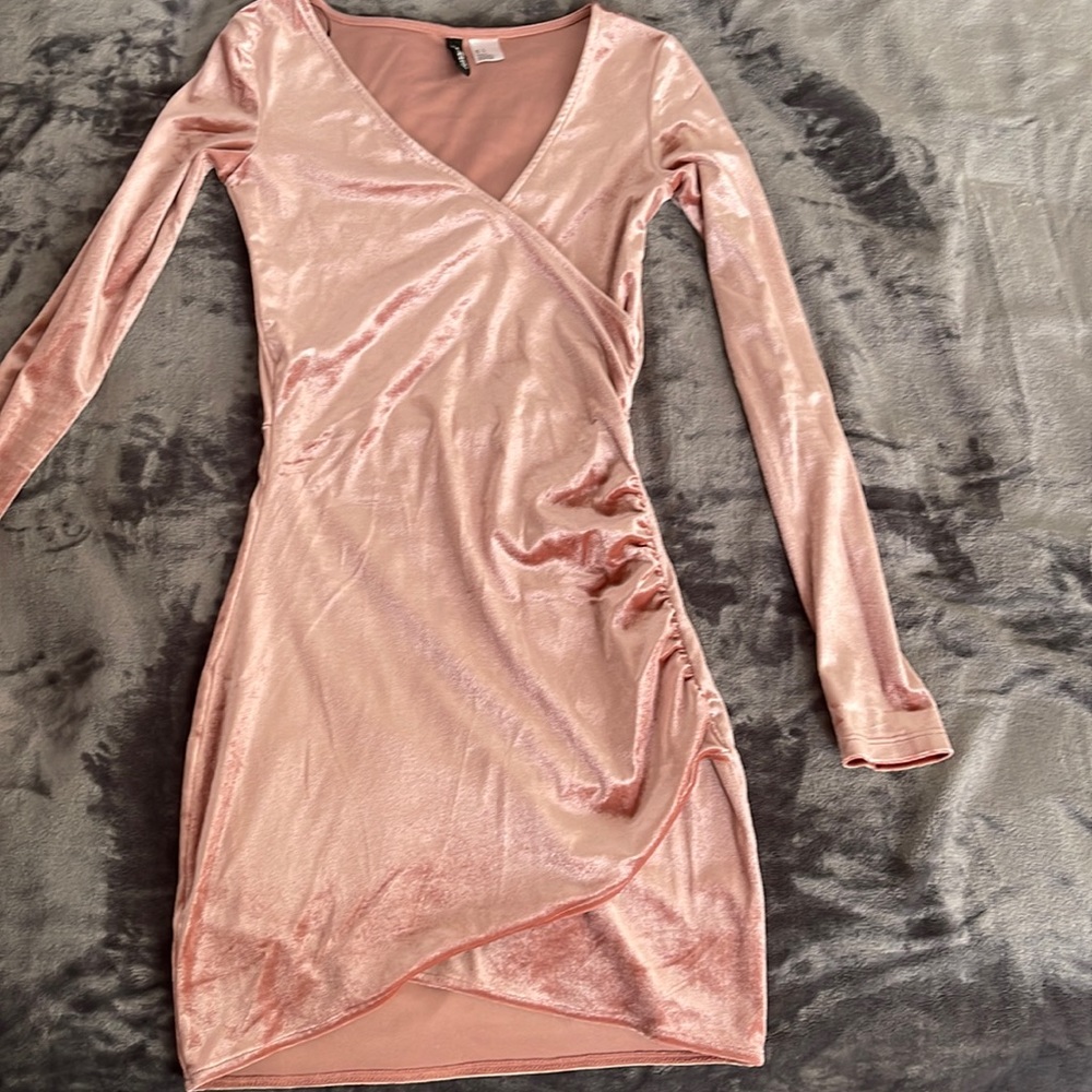 Very hot short long sleeve velvet dress.